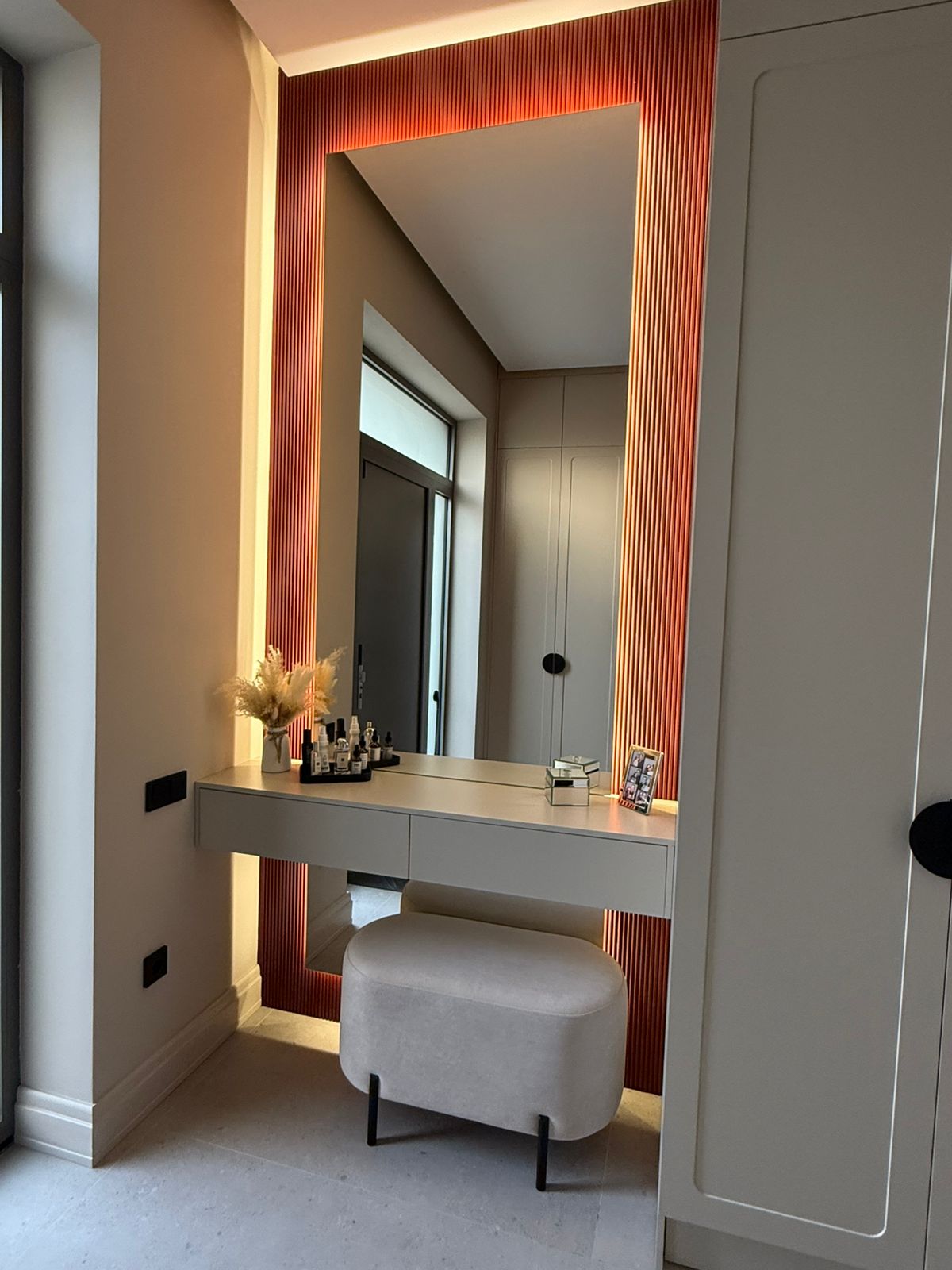 Зеркало с подсветкой для зоны макияжа